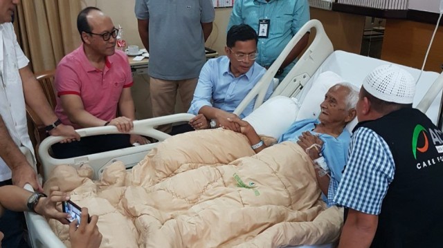 Pahala N. Mansury menjenguk Nyak Sandang (Foto: Dok, Humas Garuda Indonesia)
