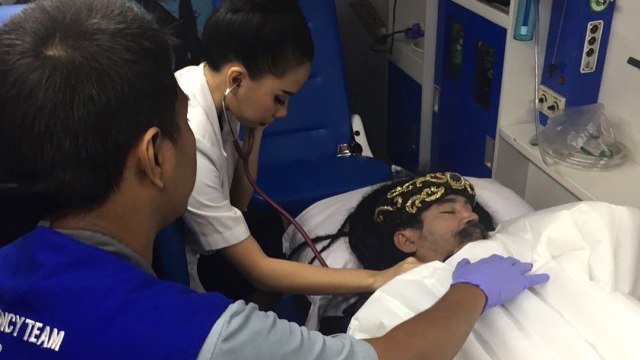 Limbad dirawat tim medis. (Foto: Instagram/@cecillimbad)