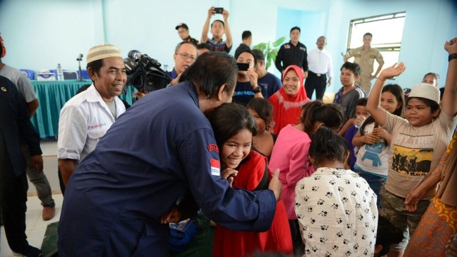Surya Paloh beri bantuan ke pengungsi di Mamuju. (Foto: Mirsan Simamora/kumparan)