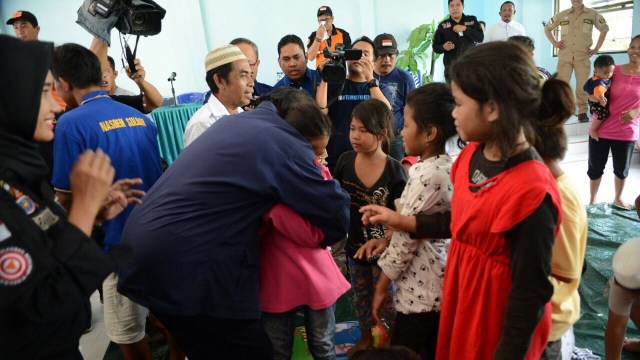 Surya Paloh beri bantuan ke pengungsi di Mamuju. (Foto: Mirsan Simamora/kumparan)