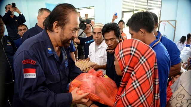 Surya Paloh beri bantuan ke pengungsi di Mamuju. (Foto: Mirsan Simamora/kumparan)