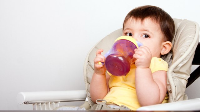 Ilustrasi anak minum air putih.  (Foto: Thinkstock)