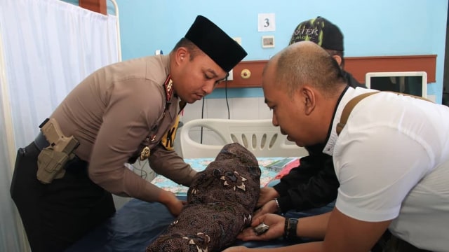 Kapolres antar jenazah almarhumah Calista. (Foto:  Instagram/@humasreskrw)