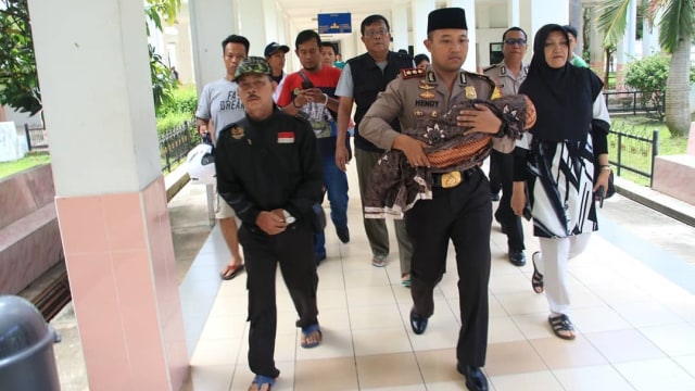 Kapolres antar jenazah almarhumah Calista. (Foto:  Instagram/@humasreskrw)