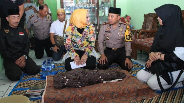 Kapolres antar jenazah almarhumah Calista. (Foto:  Instagram/@humasreskrw)