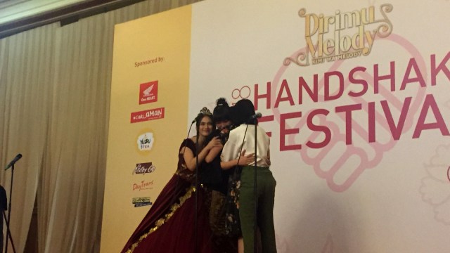 Melody dan Kinal berpelukan dengan member JKT48. (Foto:  Alexander Vito/kumparan)