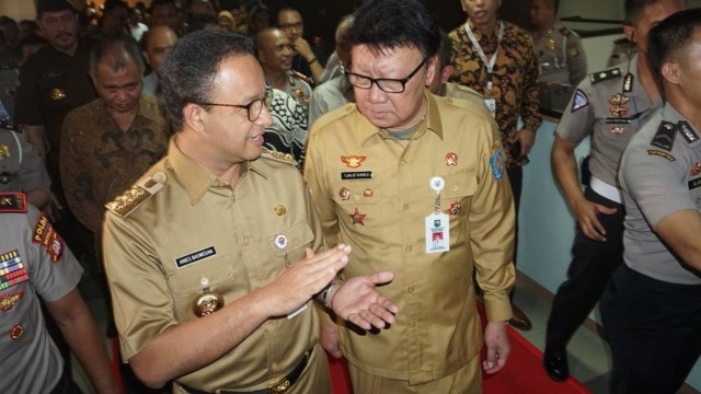 Anies Baswedan dan Tjahjo Kumolo. (Foto: Fanny Kusumawardhani/kumparan)