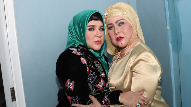 Elvy Sukaesih dan Fitri Sukaesih. (Foto: Munady Widjaja)