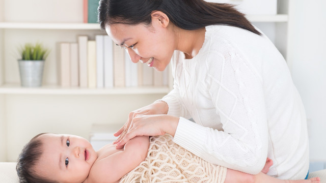 Ilustrasi pijat bayi. (Foto: Thinkstock)