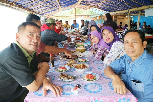 Jelang Pilgub 2018, Fungsionaris Golkar Mataram Berlibur Ke Pantai