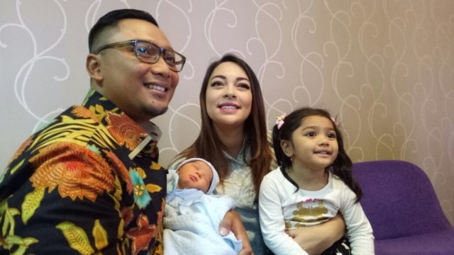 dr Reisa Broto Asmoro bersama Suami dan anak (Foto: Regina Kunthi Rosary/kumparan)