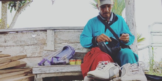 GAJI 500 RIBU, PENJAGA SEKOLAH DI MESUJI, NYARI REZEKI TAMBAHAN SEBAGAI TUKANG SOL SEPATU KELILING