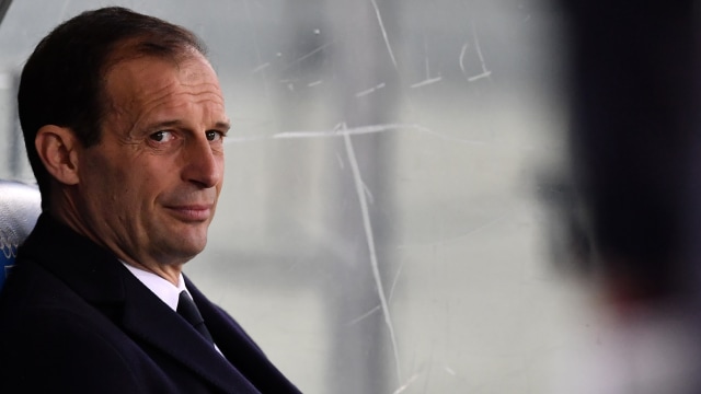 Allegri menerima Pachina d’Oro 2017. (Foto: TIZIANA FABI / AFP)