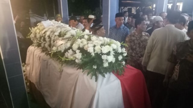 Jenazah Probosutedjo Tiba di Komplek Makam Pejuang Somenggalan