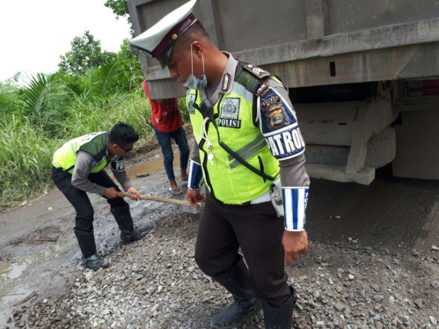 Jalan Lintas Timur Mesuji Banyak Lobang, Satlantas Polres Mesuji Timbun Jalan Berlubang