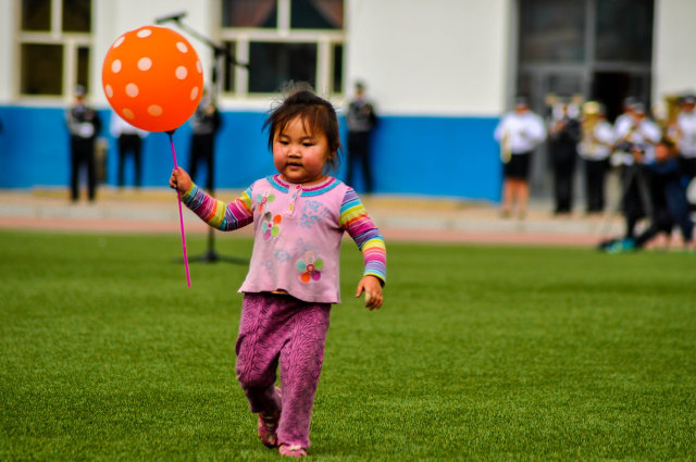 Ilustrasi Anak Membawa Balon (Foto: Pixabay)