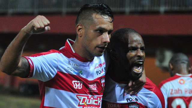 Selebrasi Raphael Maitimo dan Greg Nwokolo. Foto: ANTARA/Saiful Bahri