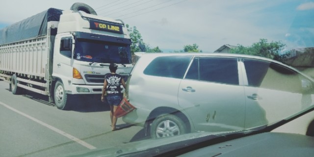 Braaak... Fuso Tabrak Kijang Innova Di Jalan Lintas Timur Mesuji