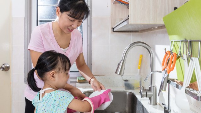 Ilustrasi anak mencuci piring. (Foto: Thinkstock)
