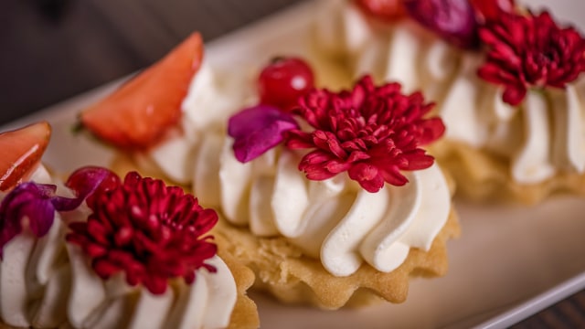 Tren edible flowers sebagai hiasan. (Foto: Thinkstock)