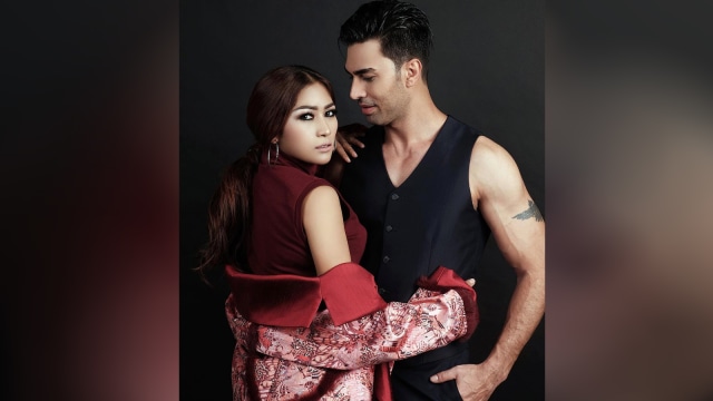 Tata Janeeta dan suami. (Foto: Instagram @baasphotography)