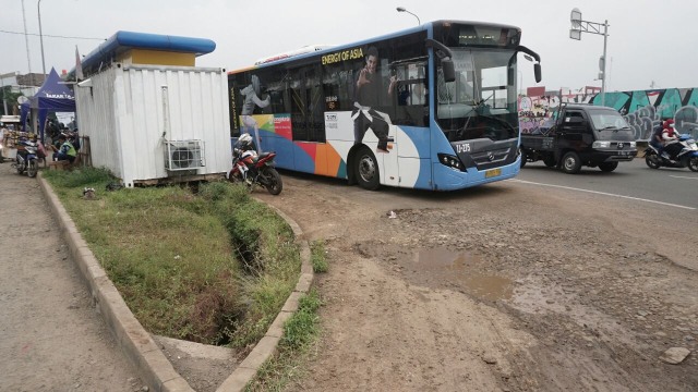 Suasana sekitar halte Transjakarta Puri Beta 2. (Foto: Jamal Ramadhan/kumparan)
