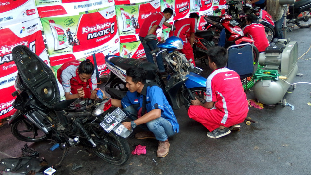 Ilustrasi servis motor. (Foto: ANTARA FOTO/R. Rekotomo)