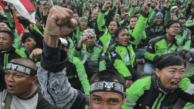 Aksi pengemudi ojek online. (Foto: ANTARA FOTO/Muhammad Adimaja)