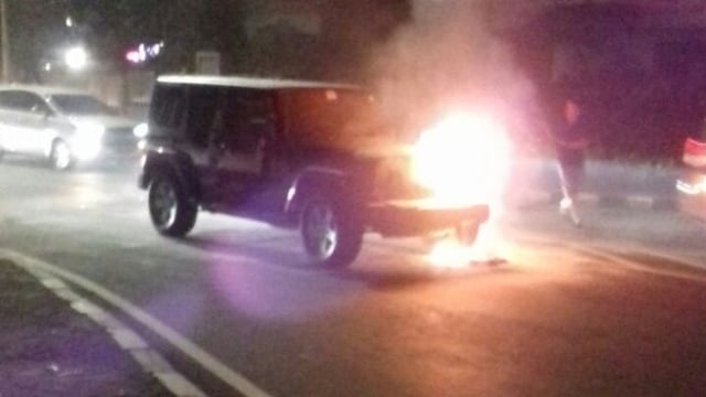 Mobil Rubicon terbakar di Bundaran Senayan  (Foto: Twitter @TMCPoldaMetro )