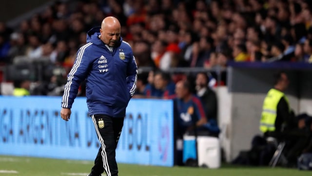 Sampaoli merenung. (Foto: Reuters / Javier Barbancho)