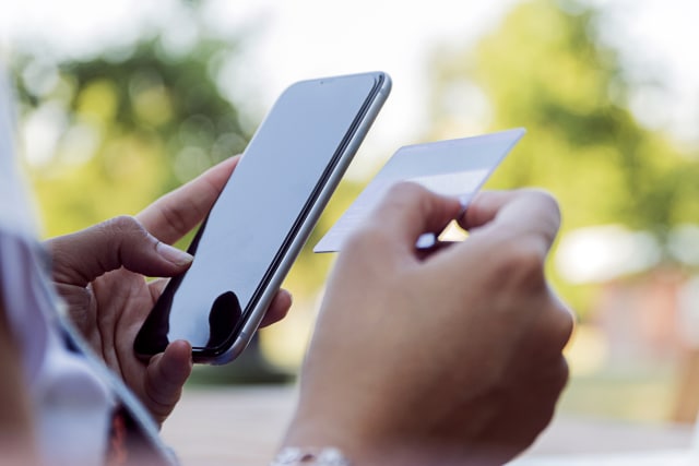 com-Ilustrasi Transaksi Lewat Ponsel (Foto: Thinkstock)