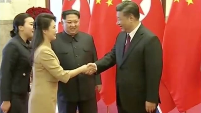 Presiden China Xi Jinping bersama Kim Jong Un. (Foto: Reuters/CCTV)