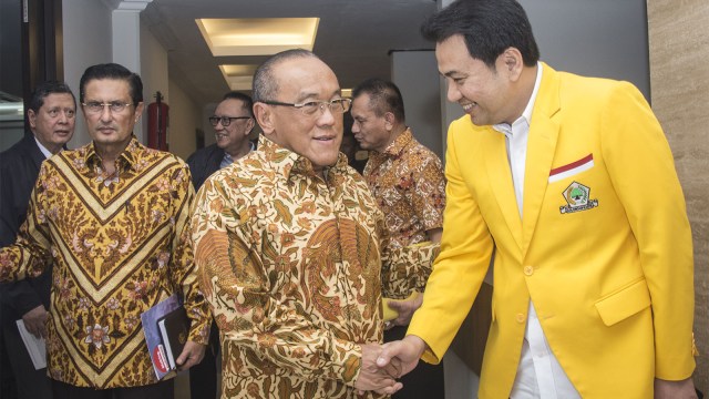 Aburizal Bakrie bersama Aziz Syamsuddin (Foto: ANTARA FOTO/Aprillio Akbar)