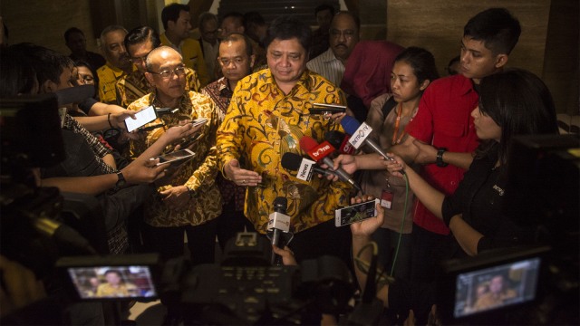 Airlangga Hartarto bersama Aburizal Bakrie. (Foto: ANTARA FOTO/Aprillio Akbar)