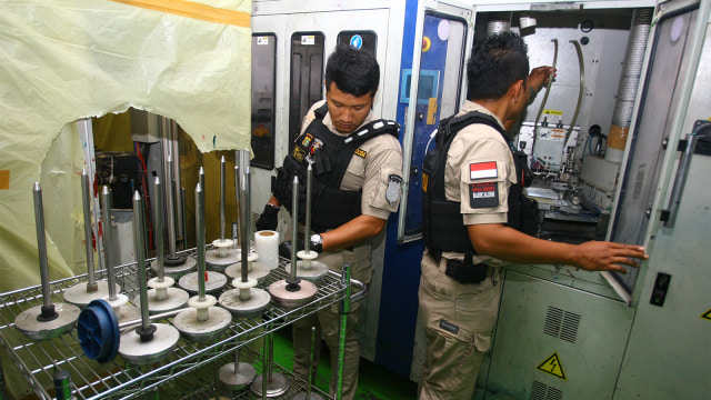 Tim Elang Cisadane Grebek Pabrik DVD bajakan. (Foto: ANTARA FOTO/Muhammad Iqbal)