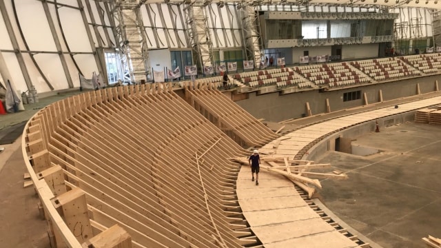 Pemasangan Kayu Siberia di Arena Balap Sepeda (Foto: Jakpro)