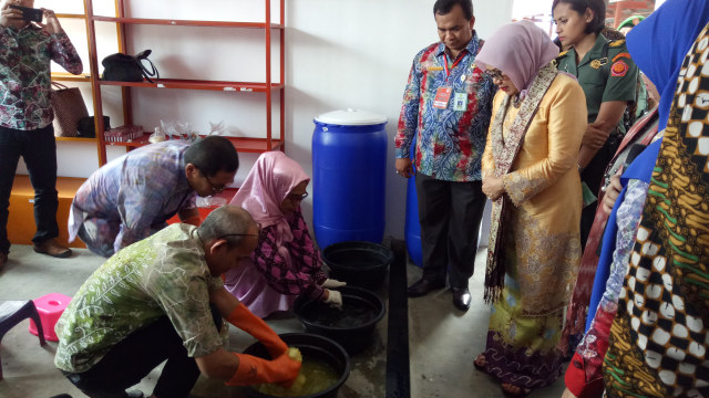 Mufidah Kalla dan kain Sasirangan khas Banjarmasin (Foto: Kevin Kurnianto/kumparan)