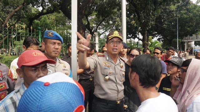 Kapolres Metro Jakpus Roma Hutajulu bernegosiasi (Foto: Fitra Andrianto/kumparan)