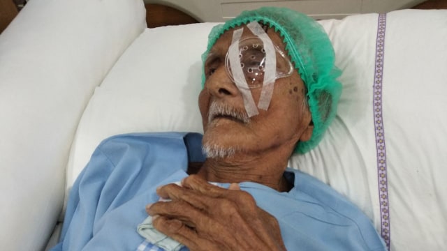 Nyak Sandang usai jalani oprasi katarak. (Foto: Humas ACT Aceh)