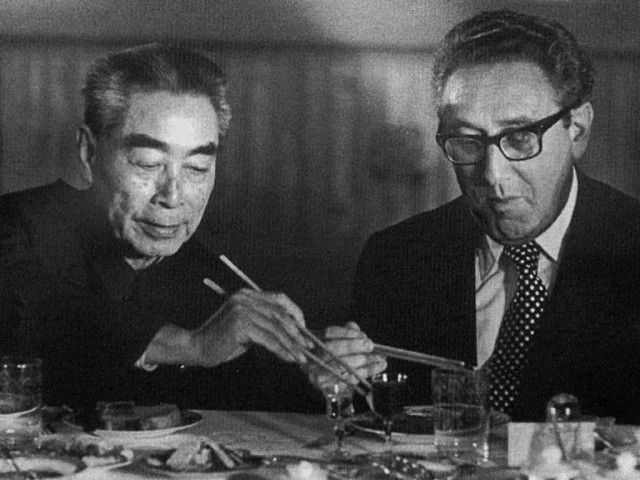 Zhou Enlai dan Henry Kissinger (Foto: Henry Kissinger Archives/ Library of Congress)