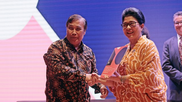 Sangkot Marzuki Serahkan Evidence Summit (Foto: Dok. AIPI)