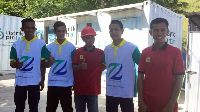 Anak-anak muda teknisi di PLTD Pulau Komodo (Foto:  Ema Fitriyani/kumparan)