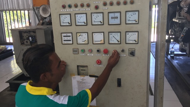 Mesin diesel di PLTD Pulau Komodo. (Foto:  Ema Fitriyani/kumparan)