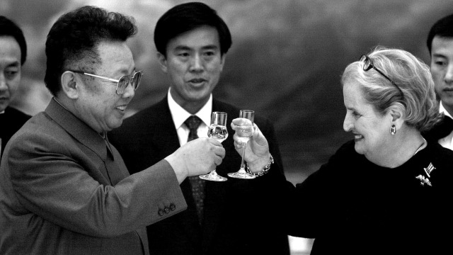 Kim Jong-il dan Madeleine Albright (Foto: CHIEN-MIN CHUNG / POOL / AFP)