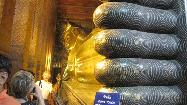 Patung Buddha tidur di Wat Pho (Foto: Flickr / Dave Cranwell)