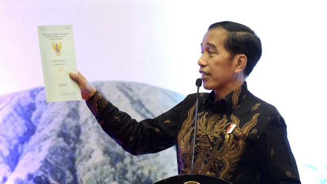 Jokowi Bagikan Sertifikat Tanah di Malang. (Foto: Biro Pers Setpres)