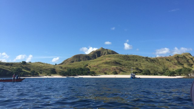 Pemandangan di Pulau Komodo, Flores. (Foto: Ema Fitriyani/kumparan)