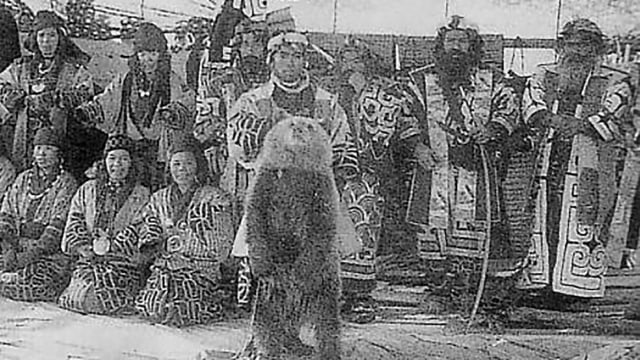 Tradisi Memuja Beruang Oleh Suku Ainu. (Foto: Wikimedia Commons)