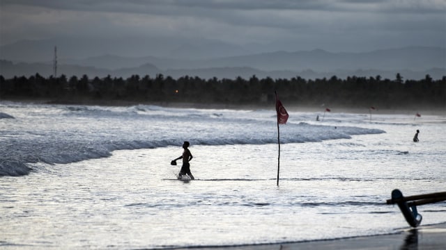 Wisatawan menikmati pantai Pangandaran. (Foto: ANTARA FOTO/M Agung Rajasa)
