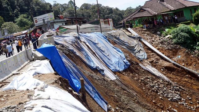 Longsor Jalur Wisata Puncak (Foto: ANTARA FOTO/Yulius Satria Wijaya)